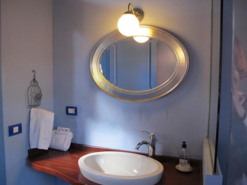 a bathroom with a sink and a mirror at Haciendas del Valle - Las Kentias in Valle de Guerra