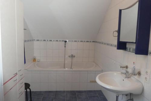 ein Badezimmer mit einer Badewanne und einem Waschbecken in der Unterkunft Narrenhaus in Fohnsdorf