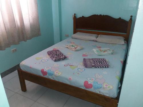 Un dormitorio con una cama con corazones. en Eco Pension, en Surigao