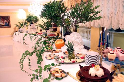 una mesa larga llena de comida en la parte superior en Hotel Riva Del Sole, en Porto Cesareo