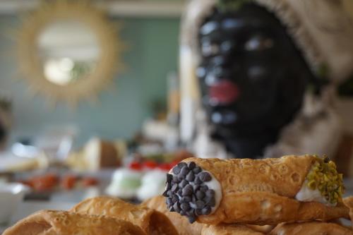 un piatto di cibo con un panino con le more sopra di Donna Coraly Country Boutique Hotel a Siracusa
