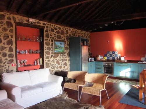 a living room with a white couch and a kitchen at Haciendas del Valle - Las Kentias in Valle de Guerra