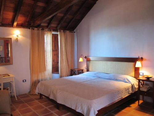 a bedroom with a large bed in a room at Haciendas del Valle - Las Kentias in Valle de Guerra