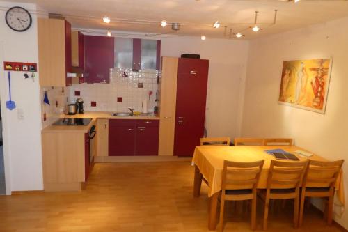eine Küche und ein Esszimmer mit einem Tisch und Stühlen in der Unterkunft Narrenhaus in Fohnsdorf