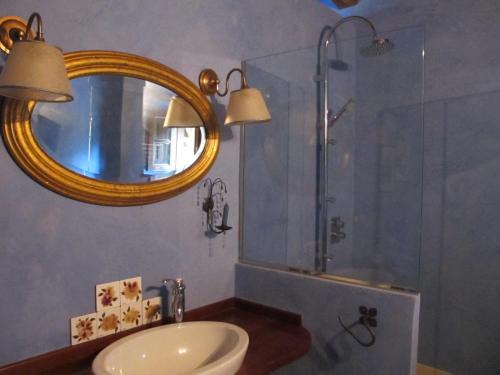 a bathroom with a sink and a shower with a mirror at Haciendas del Valle - Las Kentias in Valle de Guerra