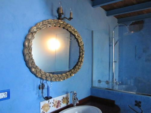 a bathroom with a sink and a mirror on the wall at Haciendas del Valle - Las Kentias in Valle de Guerra