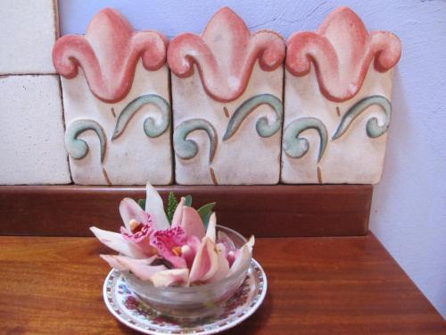 a cake and a bowl of flowers on a table at Haciendas del Valle - Las Kentias in Valle de Guerra