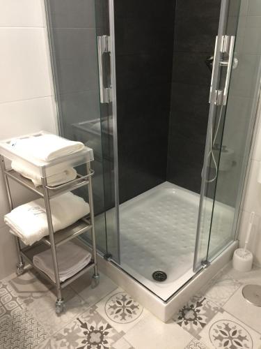 a bathroom with a shower with a glass shower stall at Puerta Trujillo in Plasencia