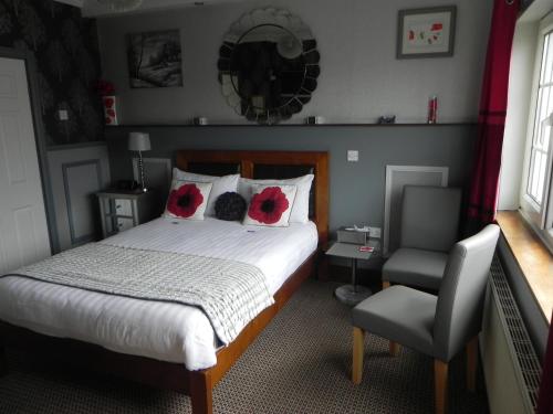 Un dormitorio con una cama con flores rojas. en Pearse Lodge en Sligo