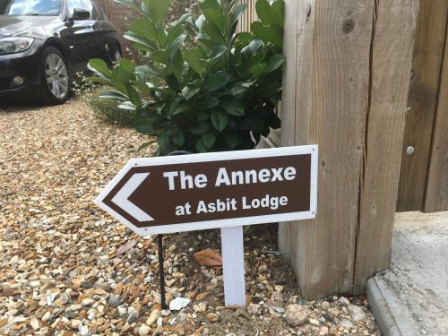 a sign that reads the amaze at assist lodge at The Annexe at Asbit Lodge in Mildenhall