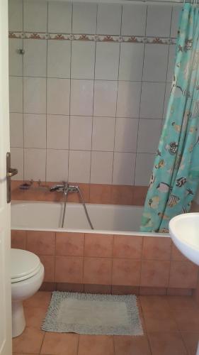 Schinas Apts. tesisinde bir banyo