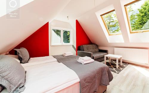 Ένα ή περισσότερα κρεβάτια σε δωμάτιο στο Wonder Home - Domki górskie na kameralnym osiedlu Karkonoska Opoka