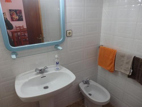 タリファにあるLas Cañas Luisaのバスルーム(洗面台、トイレ、鏡付)