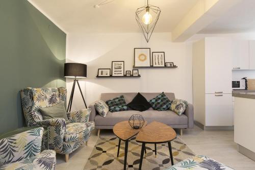 - un salon avec un canapé et une table dans l'établissement Honeymoon Apartment by Quokka 360 - romance by the lake, à Morcote