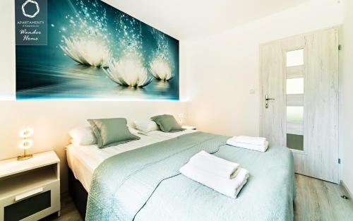Ένα ή περισσότερα κρεβάτια σε δωμάτιο στο Wonder Home - Domki górskie na kameralnym osiedlu Karkonoska Opoka