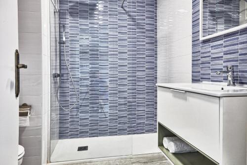 a bathroom with a sink and a shower at Beferent Riscal 3 Alicante Centro in Alicante