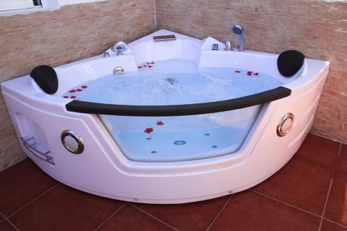 a bathtub shaped like a boat in a bathroom at MONTAÑA VALLES DE ORTEGA -D in Antigua