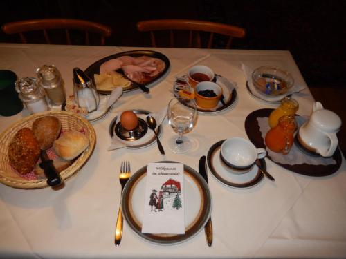 una mesa cubierta con platos de comida y utensilios en Hotel Landgasthof zum Pflug, en Steinen