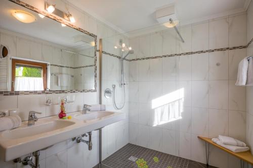 a bathroom with two sinks and a shower at Grübelspitz in Tux