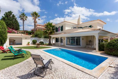 a villa with a swimming pool and a house at Villa Paraiso da Luz by Seewest in Luz