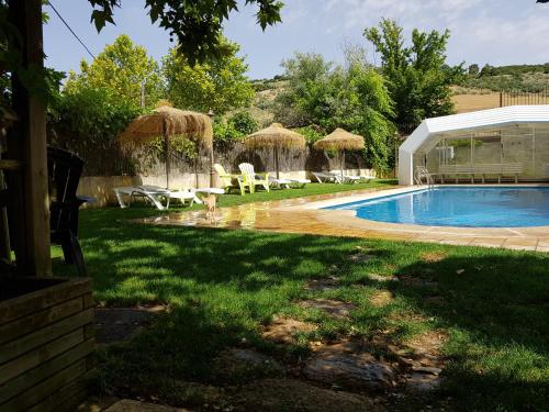 einen Hinterhof mit einem Pool in der Unterkunft La Aldea in Alcaraz