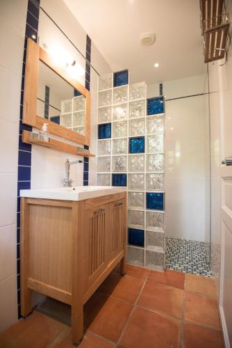 une salle de bain avec un lavabo et une douche dans l'établissement La villa bella, à Abzac