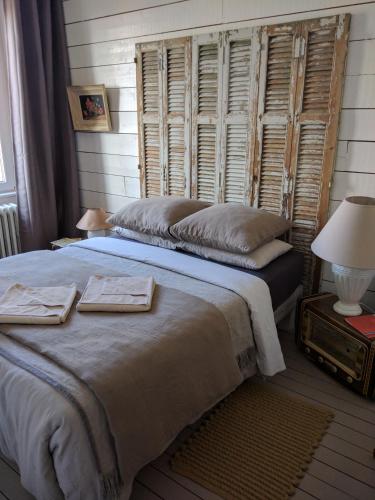 ブリニョガン・プラージュにあるHôte Antiqueのベッドルーム1室(ベッド2台、窓付)