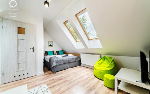 Ένα ή περισσότερα κρεβάτια σε δωμάτιο στο Wonder Home - Domki górskie na kameralnym osiedlu Karkonoska Opoka