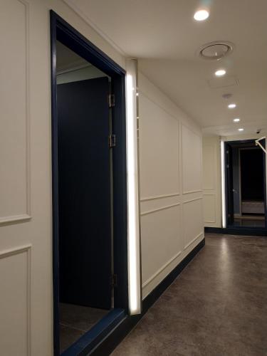 an empty corridor with a door in a building at Seoul Forest Stay in Seoul