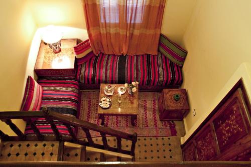 ein Wohnzimmer mit einem Sofa und einem Tisch in der Unterkunft Riad Maison Du Sud in Essaouira