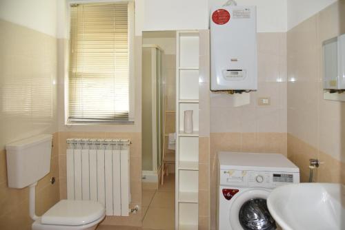 La salle de bains est pourvue d'un lavabo et d'un lave-linge. dans l'établissement Natour l'Ostello per i camminatori, à Barisciano
