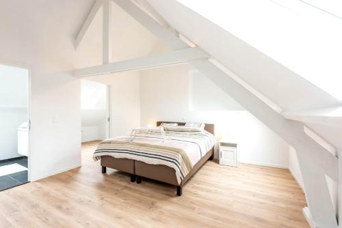 Tempat tidur dalam kamar di Villa Harbour - apartment for 9 people in Nieuwpoort