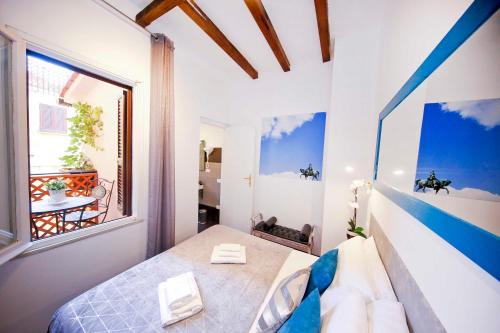 1 dormitorio con cama y ventana grande en Collection Spanish Steps Apartments - Top Collection, en Roma