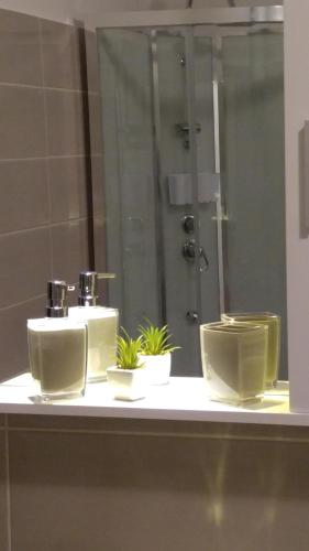 a bathroom counter with three toilets and a mirror at Apartmani Roberta in Jurdani