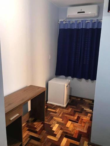 IbitingaにあるIbiti Park Hotelのデスク、窓(カプ付)が備わる客室です。