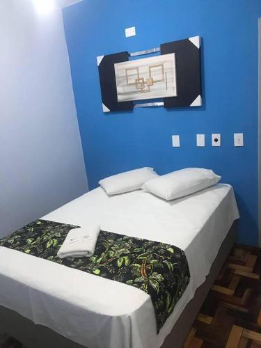 um quarto azul com uma cama com uma parede azul em Ibiti Park Hotel em Ibitinga