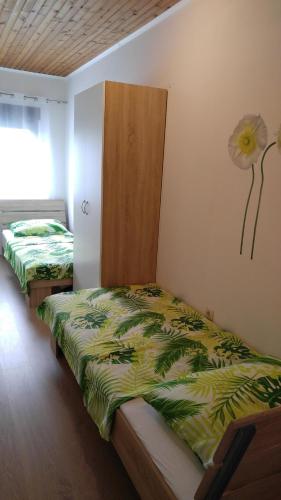 Ένα ή περισσότερα κρεβάτια σε δωμάτιο στο Apartmani Roberta