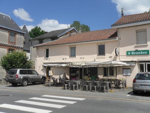 a building with tables and chairs on a city street at l'escale gourmande in Châlus