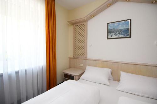 Una cama o camas en una habitación de Hotel Leopold