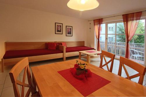 een woonkamer met een bank en een tafel bij Döllelhof Erding in Erding