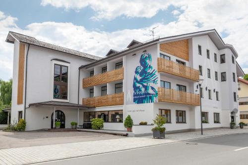 un bâtiment avec une fresque sur son côté dans l'établissement Hotel Antoniushof, à Ruhstorf