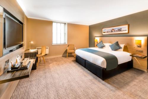 Postel nebo postele na pokoji v ubytování Copthorne Aberdeen Hotel
