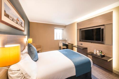 Tempat tidur dalam kamar di Copthorne Aberdeen Hotel