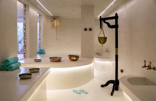 Et badeværelse på Vangelis Hotel & Suites