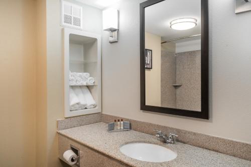 Bathroom sa Wingate by Wyndham Bowling Green