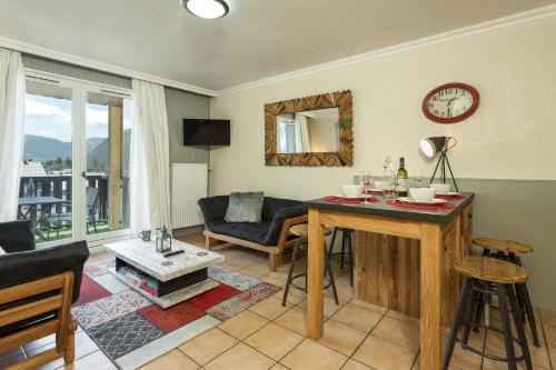 un salon avec une table et un canapé dans l'établissement Apartment Aiglons - Central Chamonix Mountain Haven, à Chamonix-Mont-Blanc