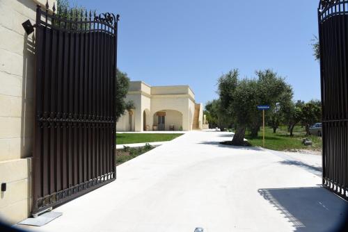 un ingresso a un edificio con cancello di un vialetto di Tenuta Buonasorte a Torre dell'Orso