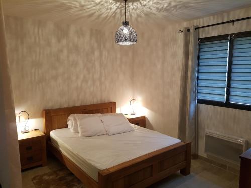 une chambre avec un lit avec deux tables de nuit et deux lampes dans l'établissement Villa en Camargue, à Le Cailar