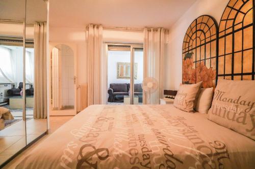 - une chambre avec un grand lit et un signe d'anniversaire dans l'établissement Central Park Apartment, à Cannes