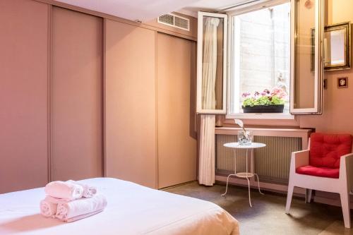 モンペリエにあるAppartement Canourgue - Première Conciergerieのベッドルーム1室(ベッド1台、窓、椅子付)